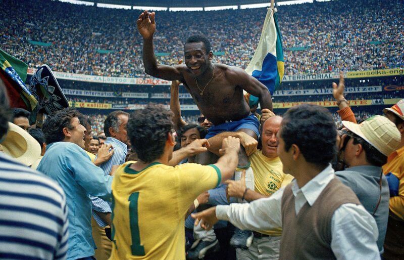 Pelé celebra el título del Mundial de México 1970 a hombros de sus compañeros